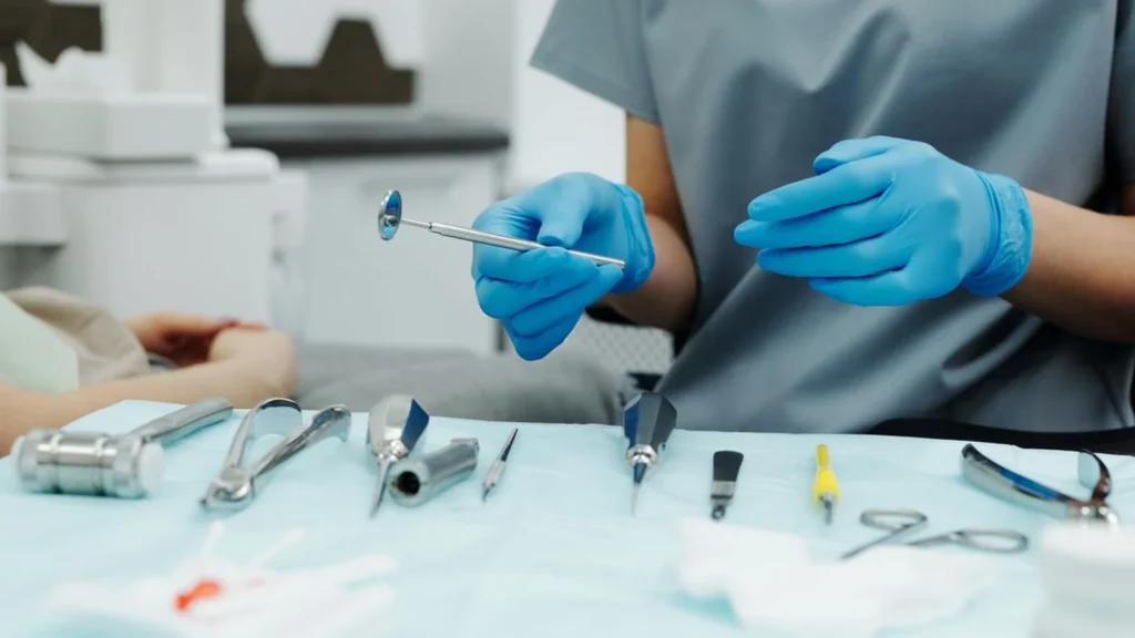 Stomatološki instrumenti pripremljeni za pregled