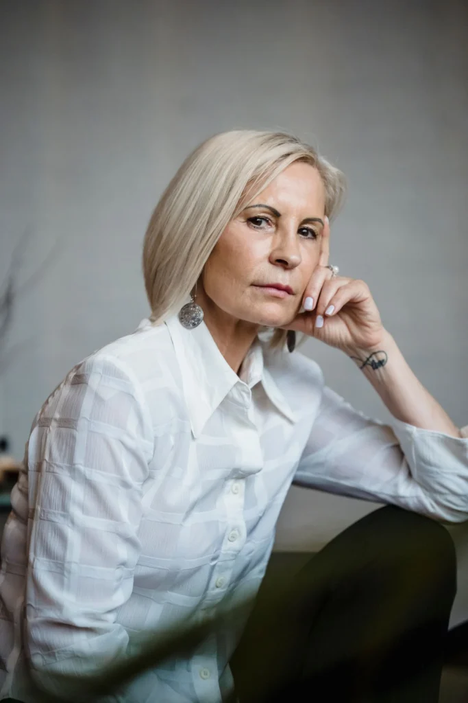 Portret zrele žene u beloj košulji - estetski tretmani u 60-im