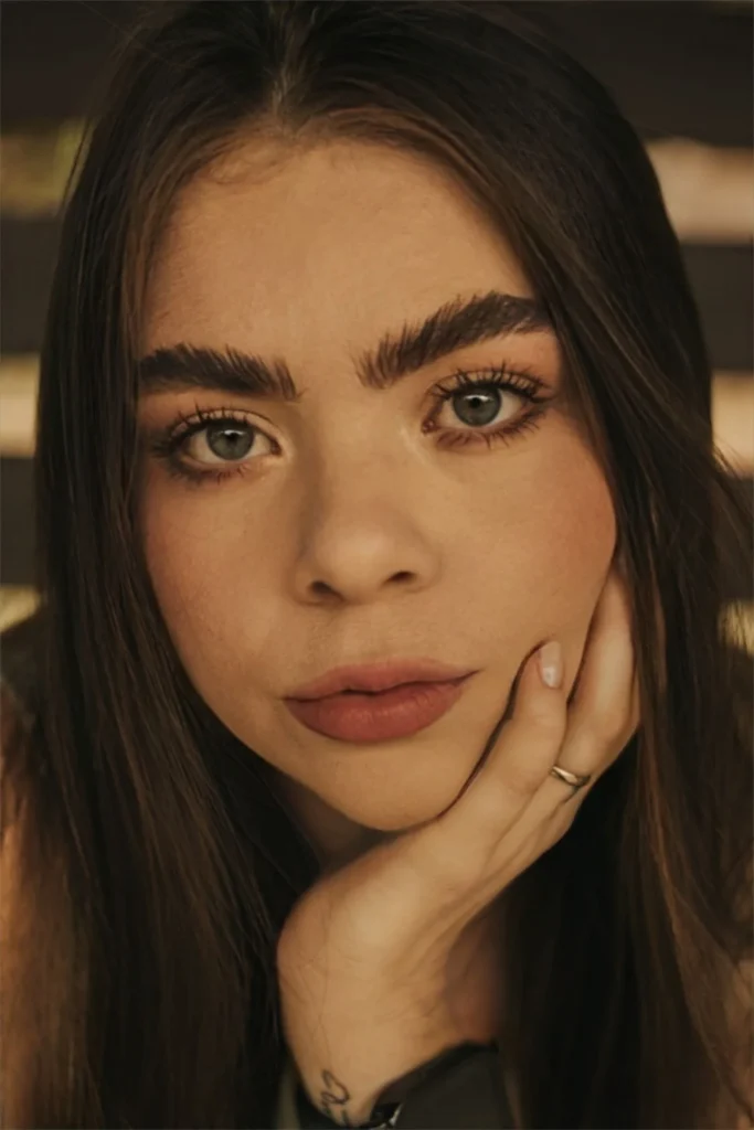 Close-up van een jonge vrouw met natuurlijke make-up - botox wenkbrauwlift