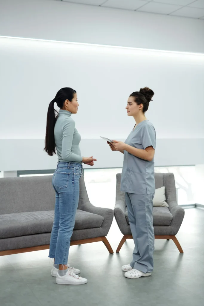 Vrouw in gesprek met haar arts tijdens een consult - Ozempic-gezicht