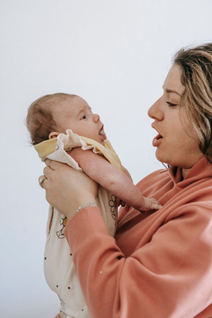 Mother holding her baby – skin laxity after pregnancy